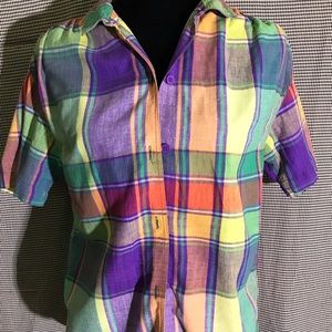 Colorful plaid vintage button down short sleeved top!